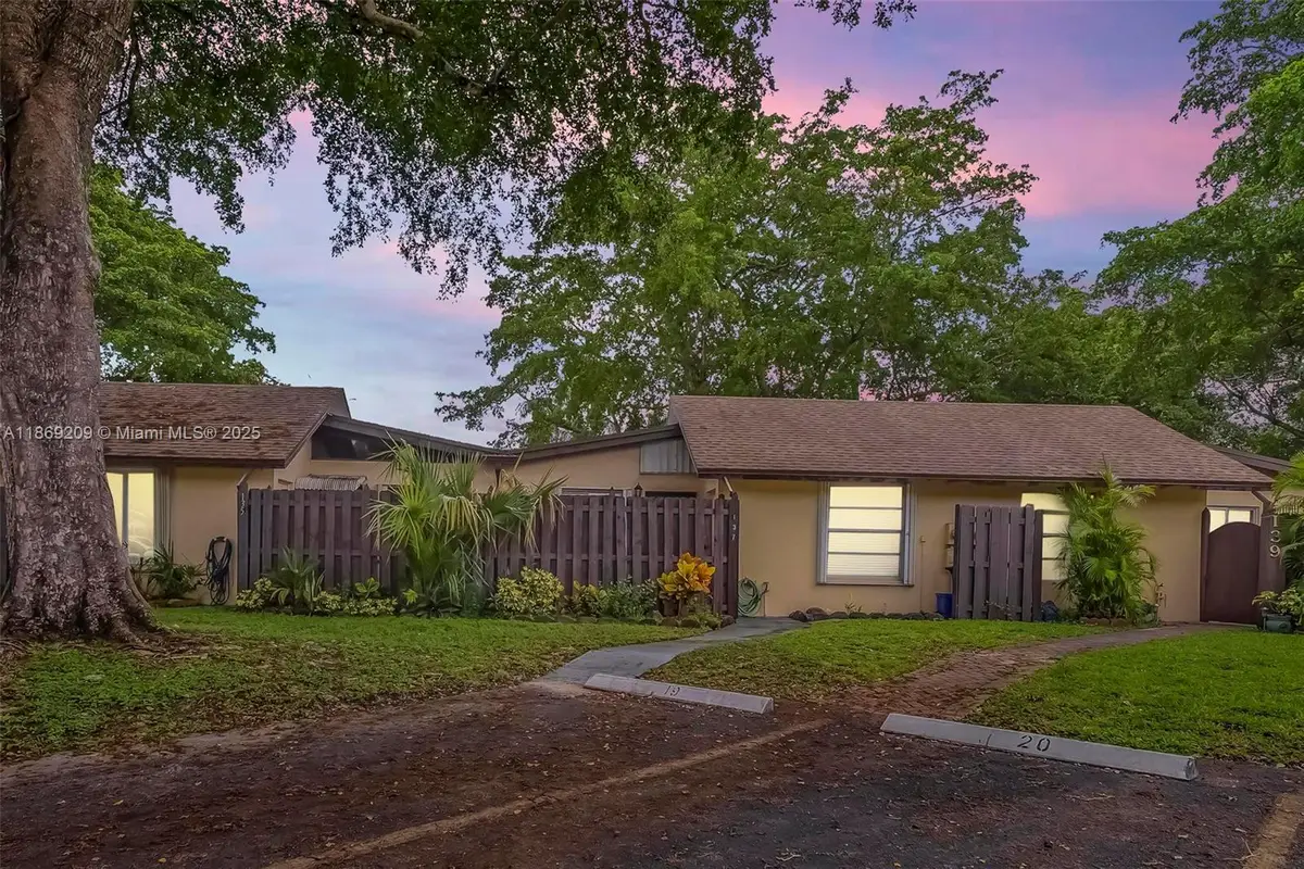 137 Essex Rd #3-28, Hollywood, FL 33024 - Image #1