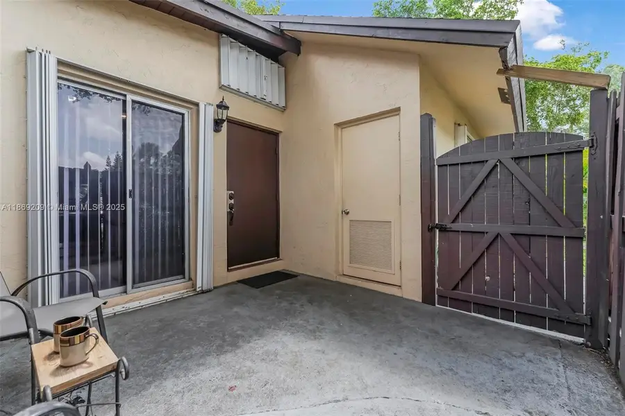 137 Essex Rd #3-28, Hollywood, FL 33024 - Image #2