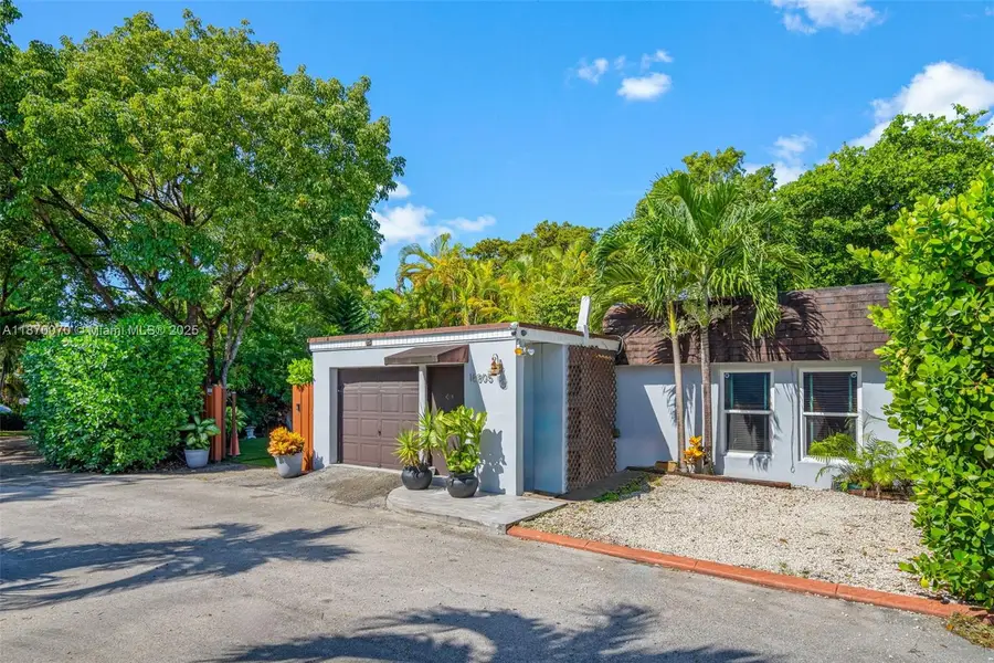 18805 W Lake Dr, Hialeah, FL 33015 - Image #2