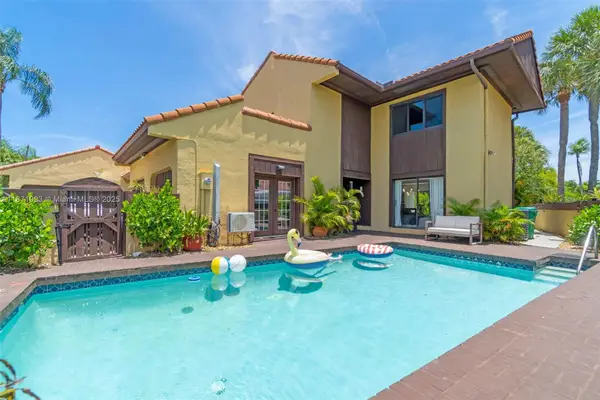 1006 NE 202nd Ln, Miami, FL 33179