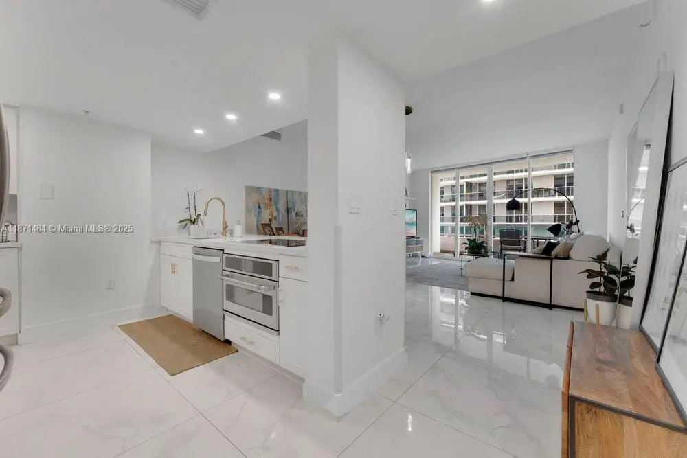 1800 N Bayshore Dr #614, Miami, FL 33132 - Image #1