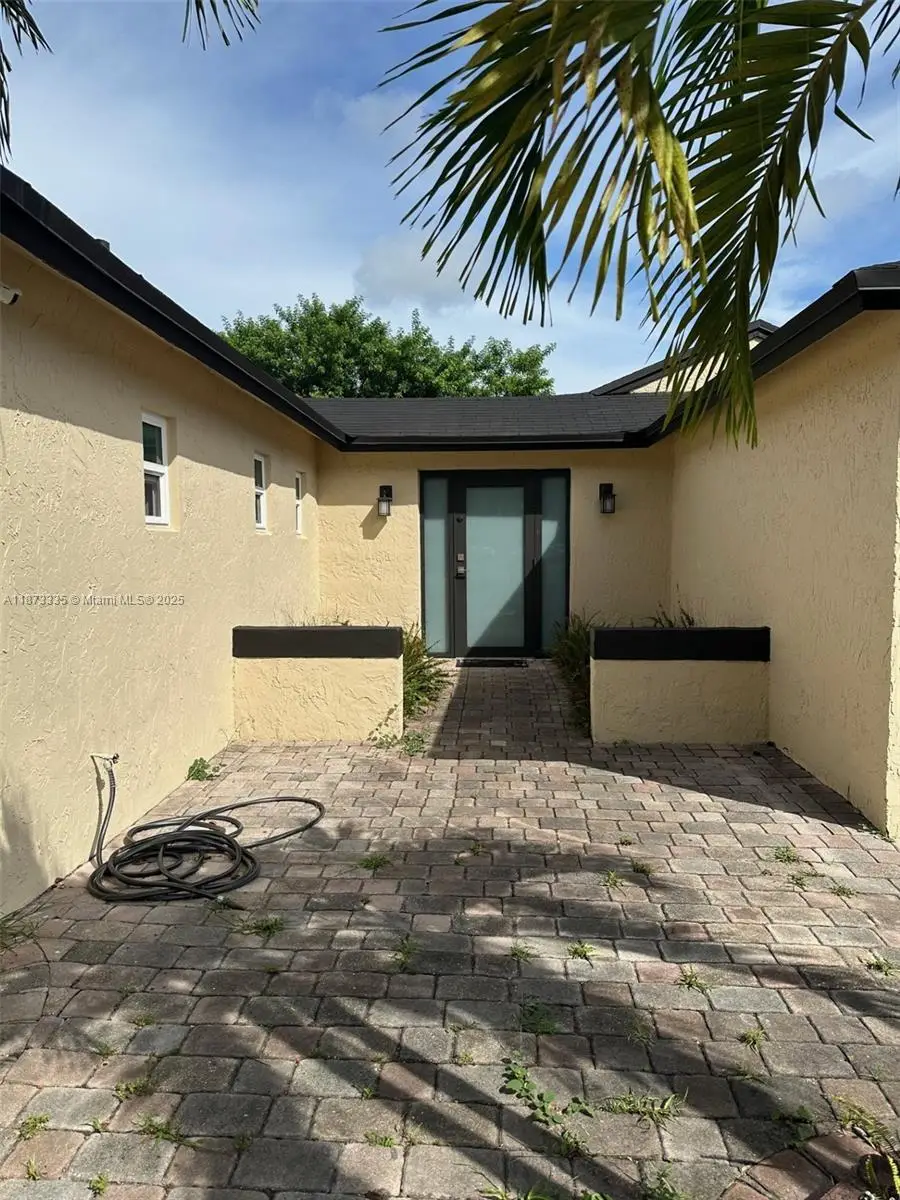 6061 NW 198th Ter, Country Club, FL 33015 - Image #3