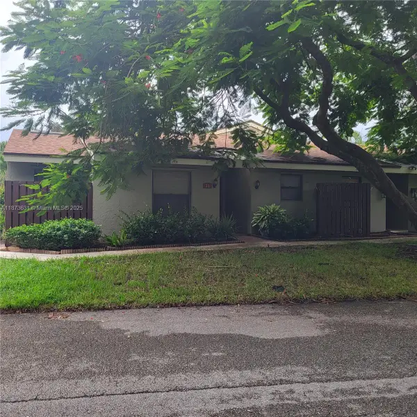 33 Meadows Dr, Boynton Beach, FL 33436