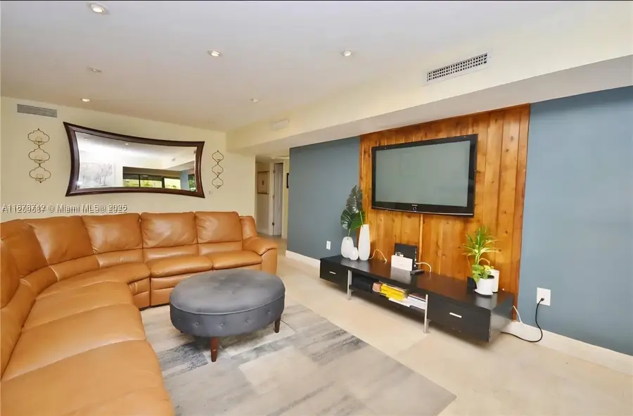 15915 Kingsmoor Way #15915, Miami Lakes, FL 33014 - Image #2