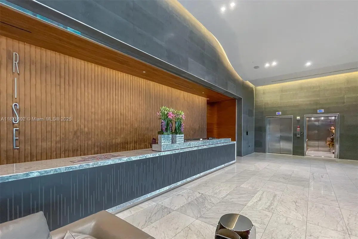 88 SW 7th St #2204, Miami, FL 33130 - Image #1