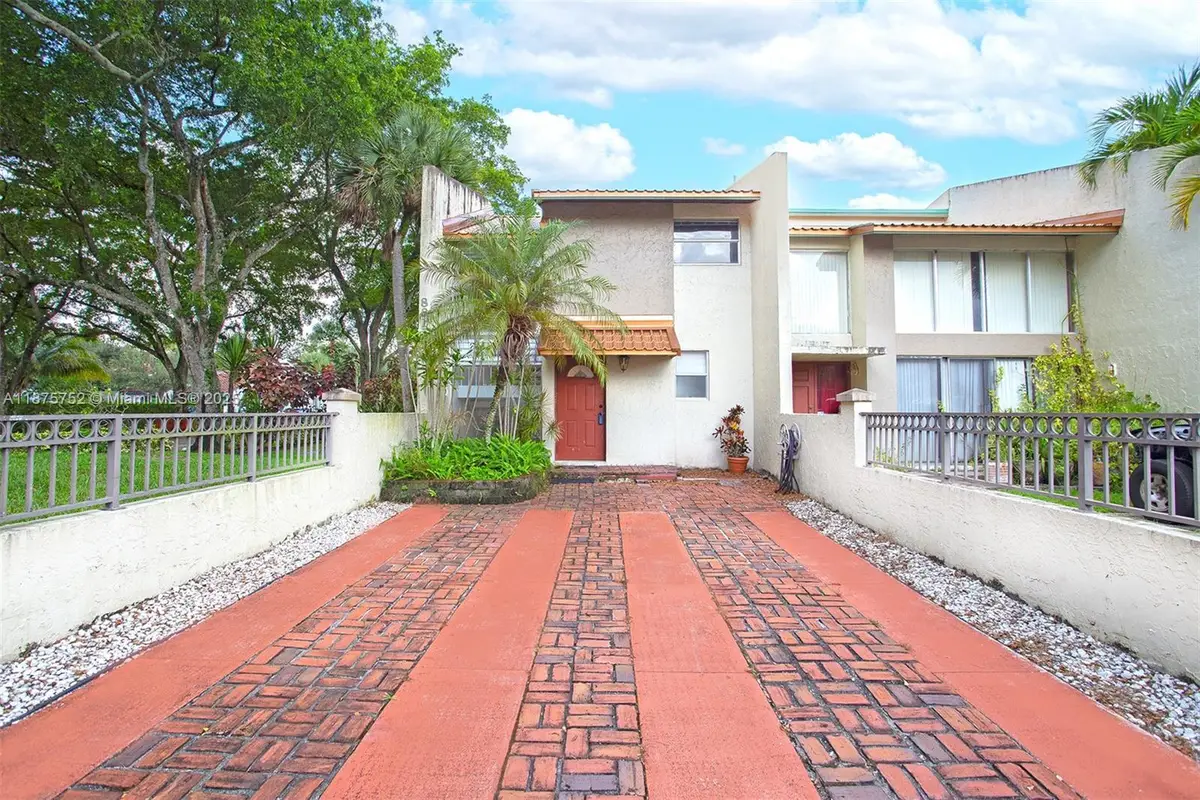8811 Gatehouse Rd #8, Plantation, FL 33324 - Image #1