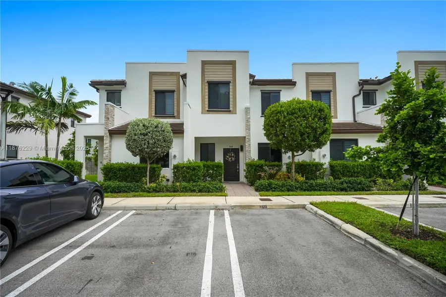 909 NE 211th St, Miami, FL 33179 - Image #2