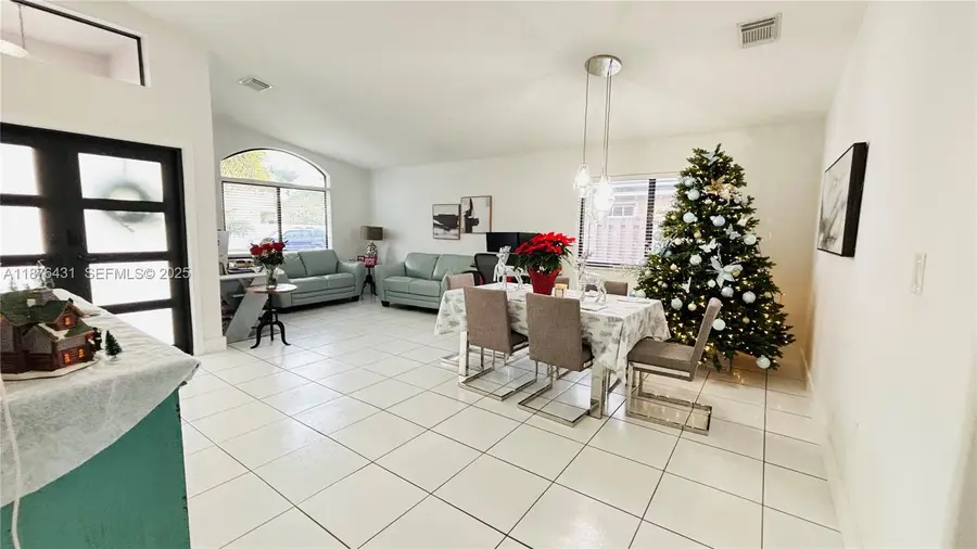 16605 SW 90th St, Miami, FL 33196 - Image #2