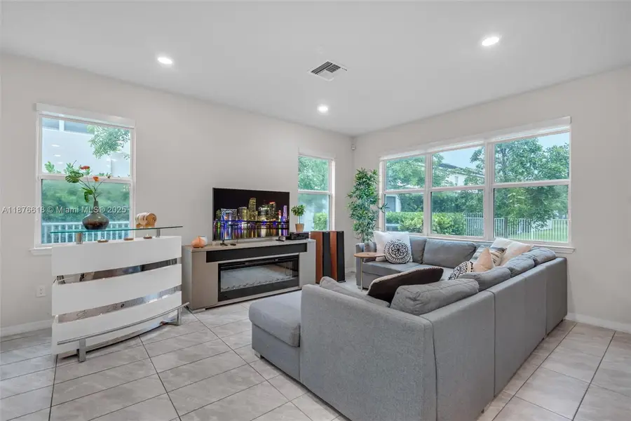 4754 Eucalyptus Dr, Hollywood, FL 33021 - Image #3