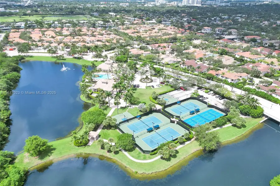 842 Spinnaker Dr E, Hollywood, FL 33019 - Image #2