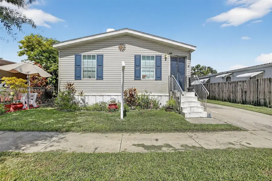 21651 NW 3rd St, Pembroke Pines, FL 33029 - Image #2