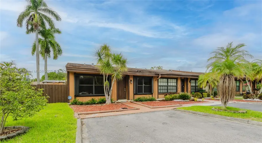 2290 Oak Ct, Pembroke Pines, FL 33026 - Image #2