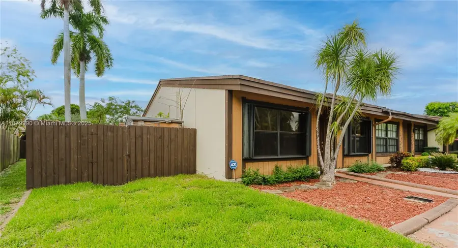 2290 Oak Ct, Pembroke Pines, FL 33026 - Image #3