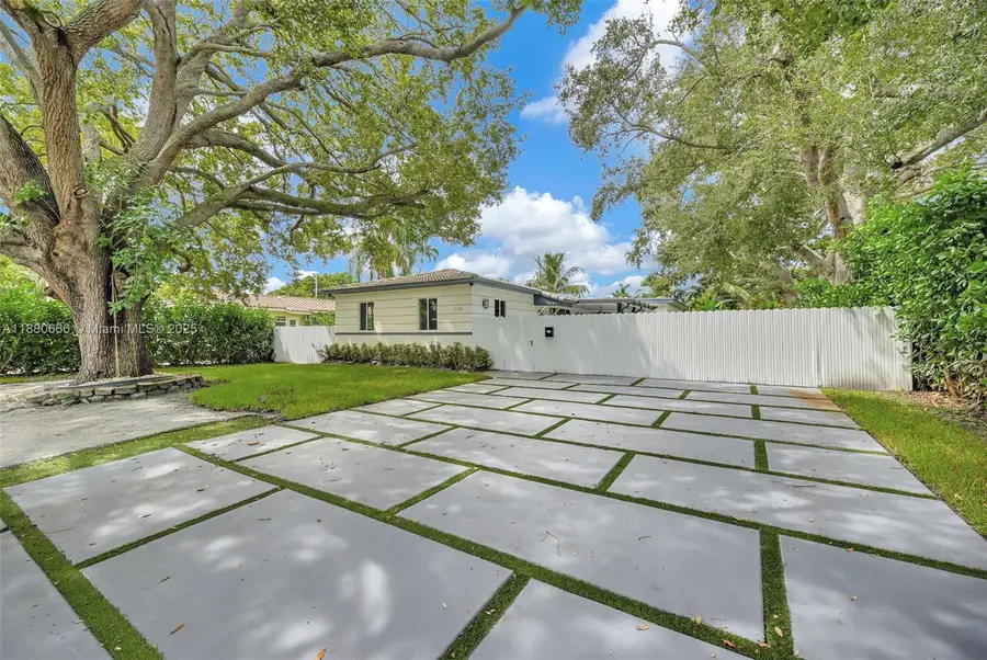 11102 NE 9th Ct, Biscayne Park, FL 33161 - Image #2