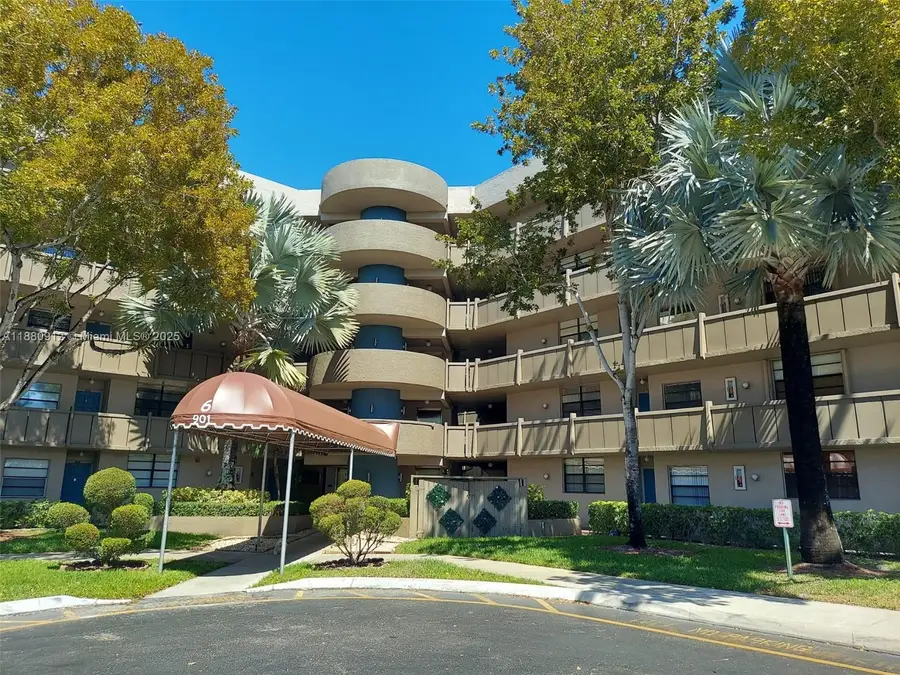 901 Colony Point Cir #304, Pembroke Pines, FL 33026 - Image #2