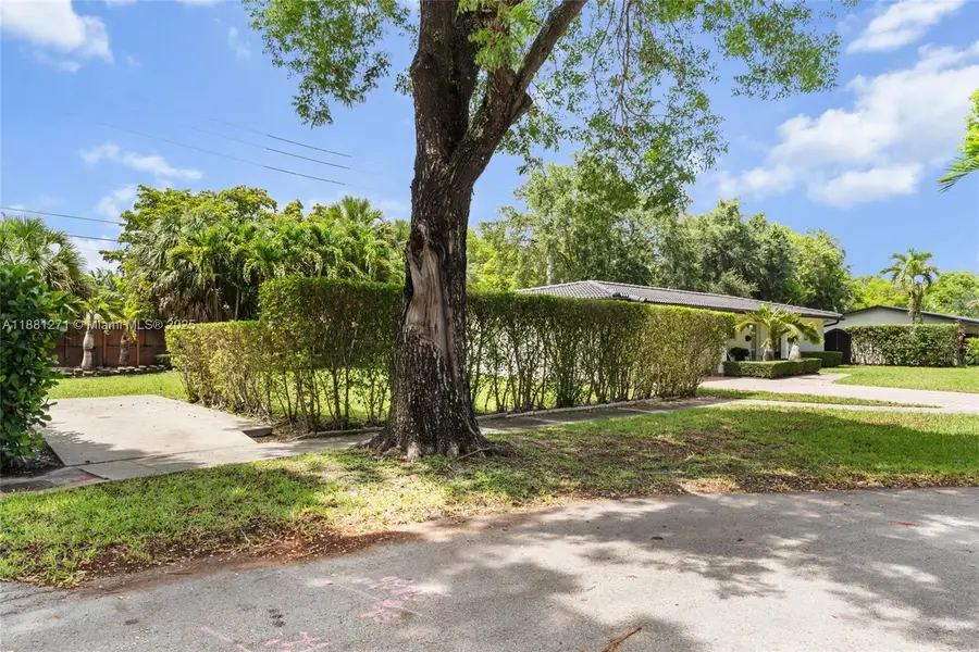 6301 Lake Geneva Rd, Miami Lakes, FL 33014 - Image #2