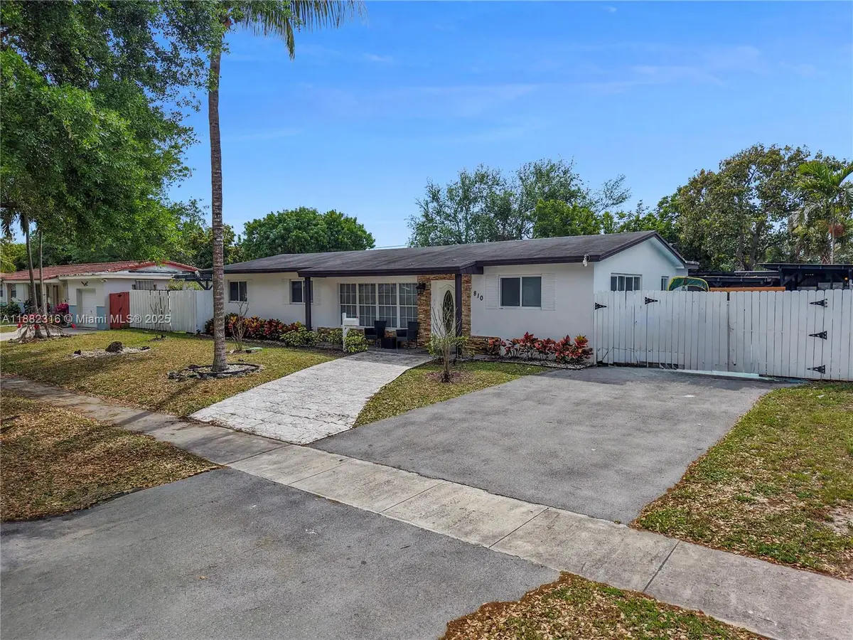 810 NE 182nd St, North Miami Beach, FL 33162 - Image #1