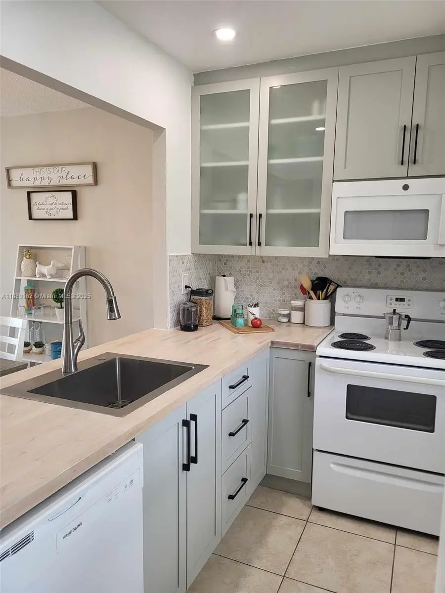 4700 NW 35th St #610, Lauderdale Lakes, FL 33319 - Image #3