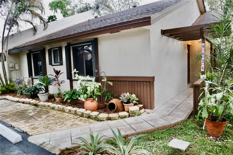 9624 NW 16th Ct, Pembroke Pines, FL 33024 - Image #2