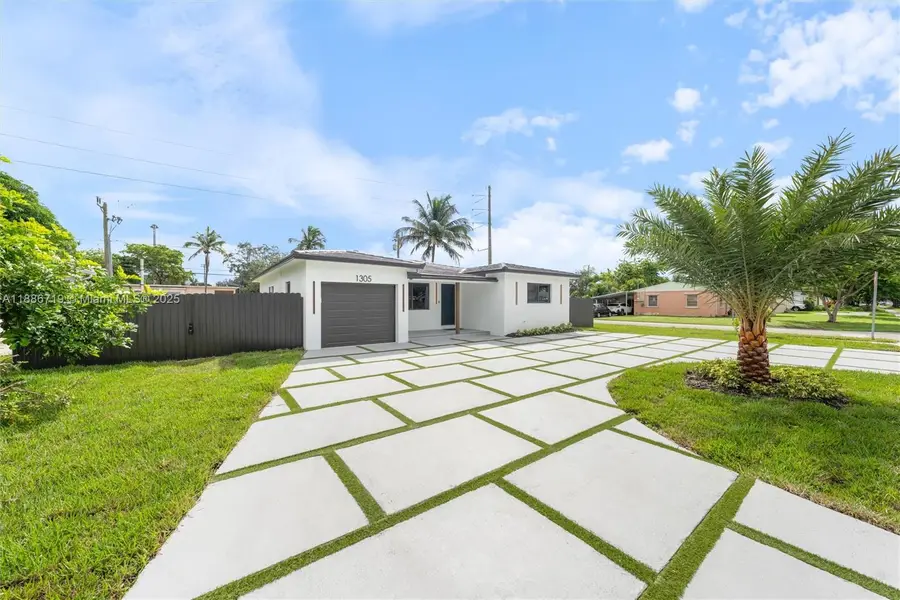 1305 N 31st Rd, Hollywood, FL 33021 - Image #2