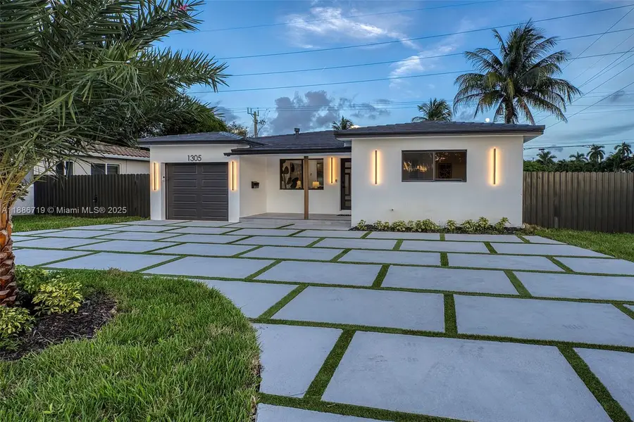 1305 N 31st Rd, Hollywood, FL 33021 - Image #3