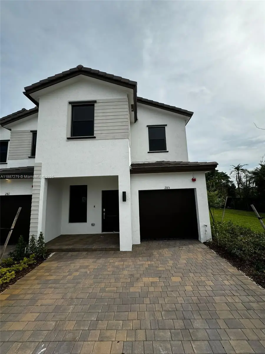 285 SW 159th Ln, Pembroke Pines, FL 33027 - Image #2