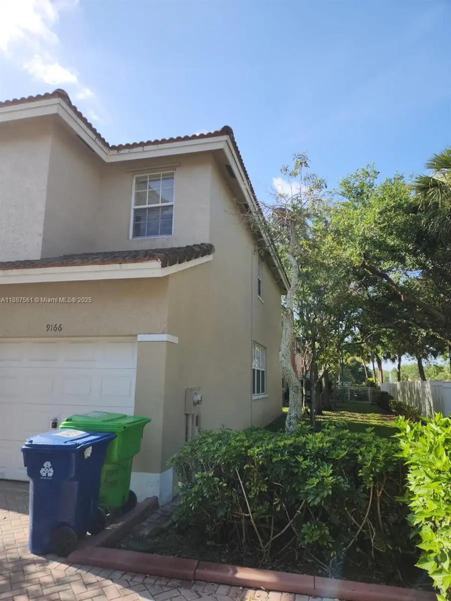 9166 NW 40th Pl, Sunrise, FL 33351 - Image #2