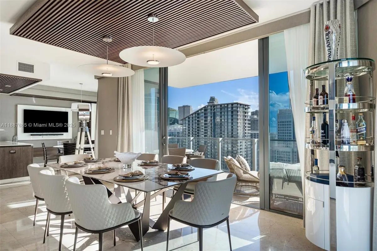 88 SW 7th St #3801, Miami, FL 33130 - Image #1