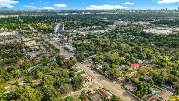 605 NE 164th St, Miami, FL 33162