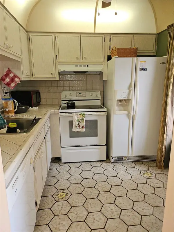 5121 W Oakland Park Blvd #211, Lauderdale Lakes, FL 33313