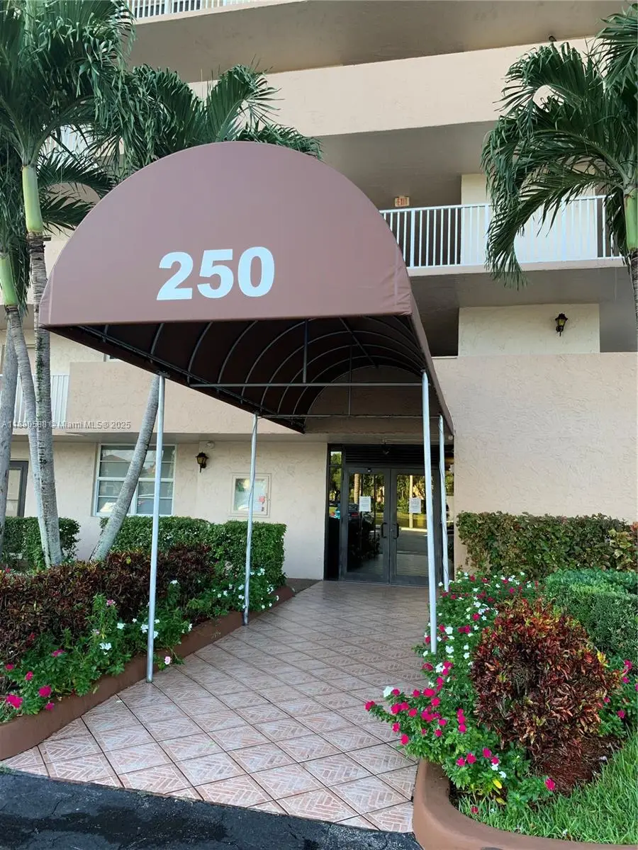250 Jacaranda Dr #305, Plantation, FL 33324 - Image #3