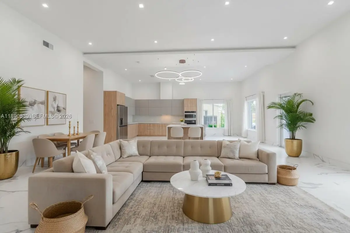 635 SW 9th St, Hallandale Beach, FL 33009 - #1