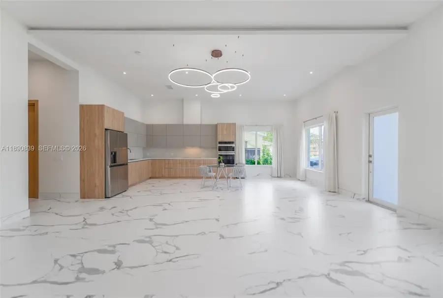 635 SW 9th St, Hallandale Beach, FL 33009 - #3