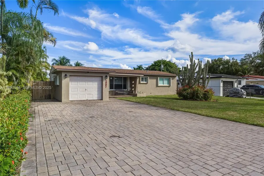 1007 N Golf Dr, Hollywood, FL 33021 - Image #2