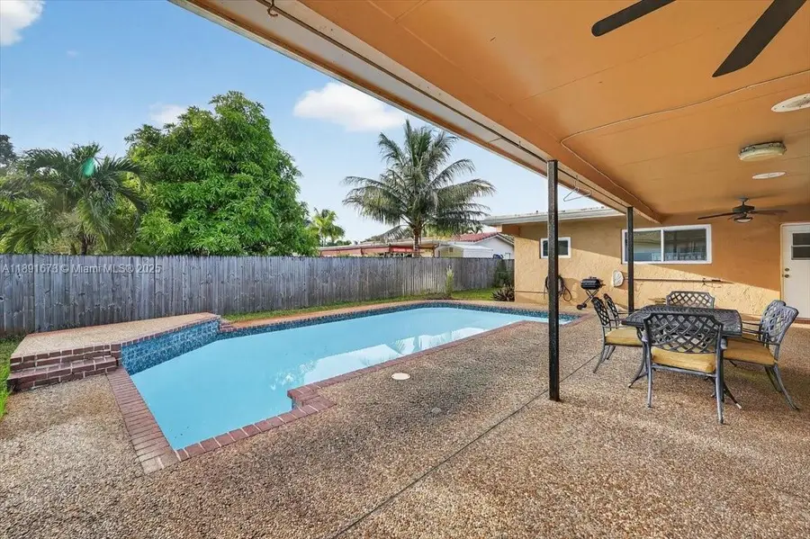 1621 NW 110th Ter, Pembroke Pines, FL 33026 - Image #2