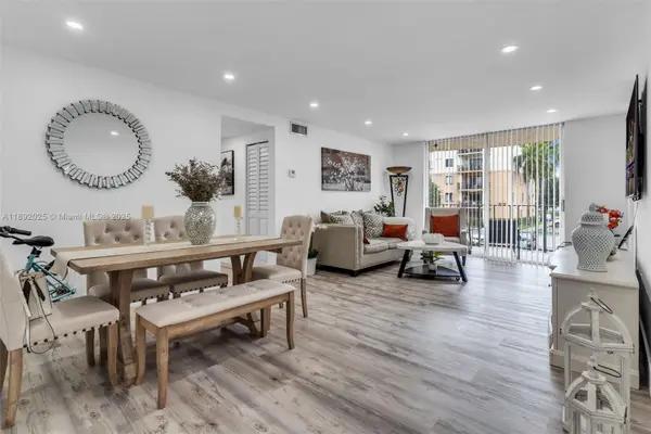 9310 Fontainebleau Blvd #201, Miami, FL 33172