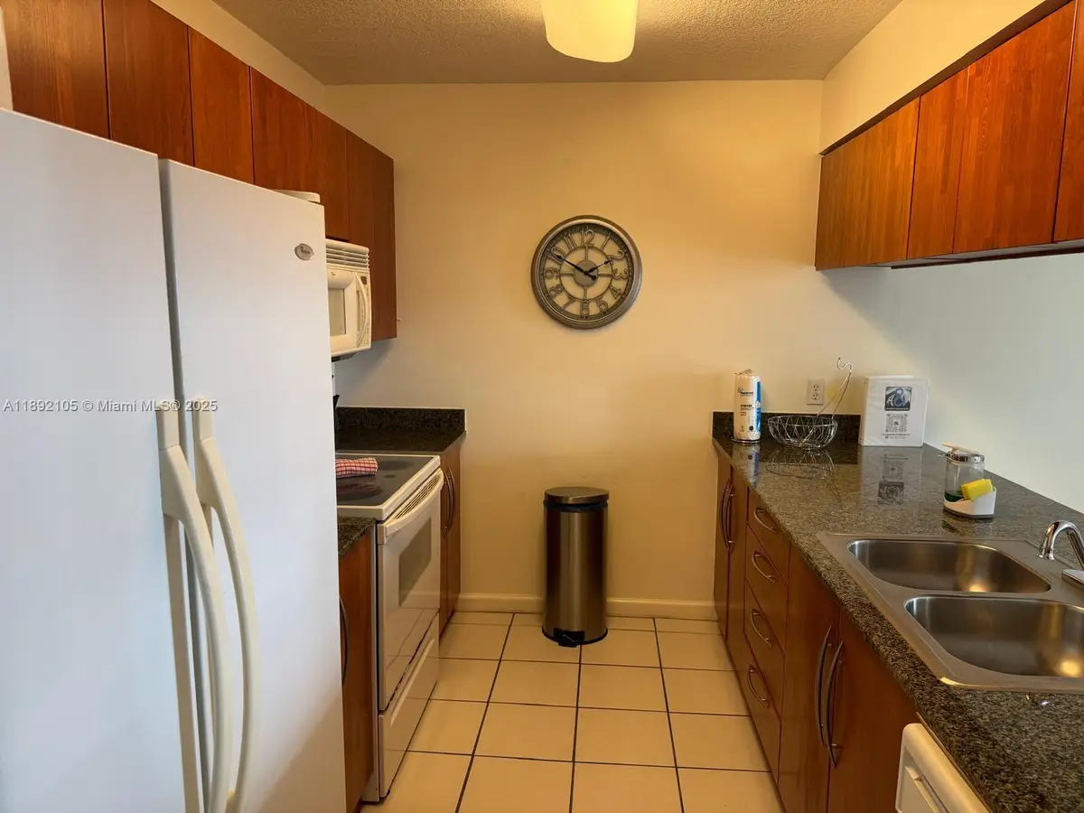 1200 Brickell Bay Dr #1919, Miami, FL 33131 - Image #1