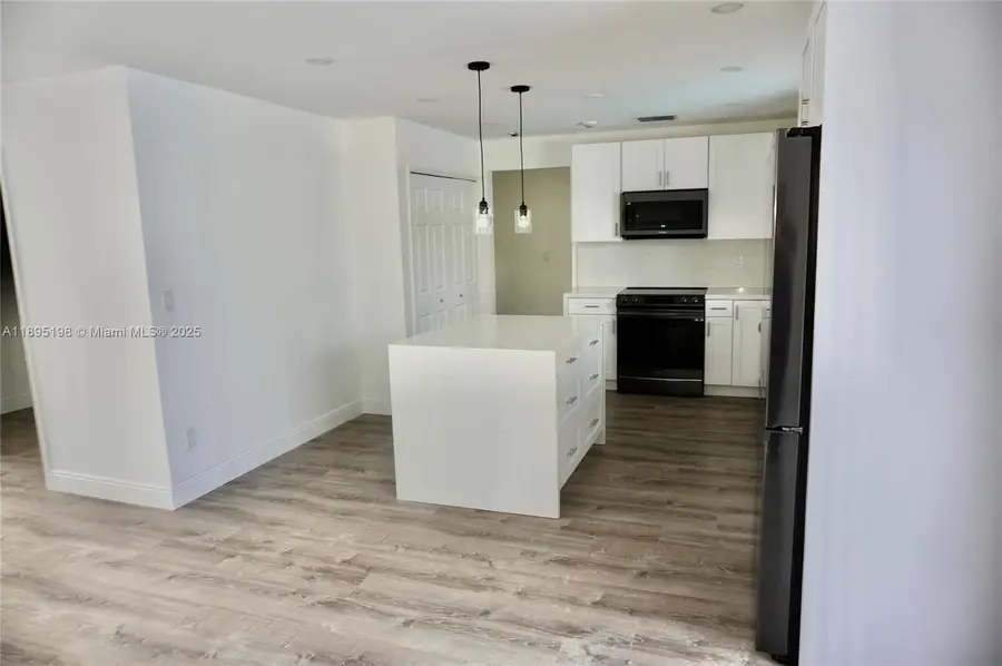 7321 Allen Dr, Hollywood, FL 33024 - Image #3