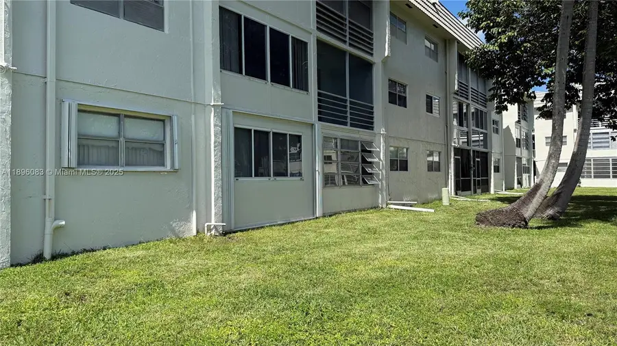 8450 Sunrise Lakes Blvd #111, Sunrise, FL 33322 - Image #3