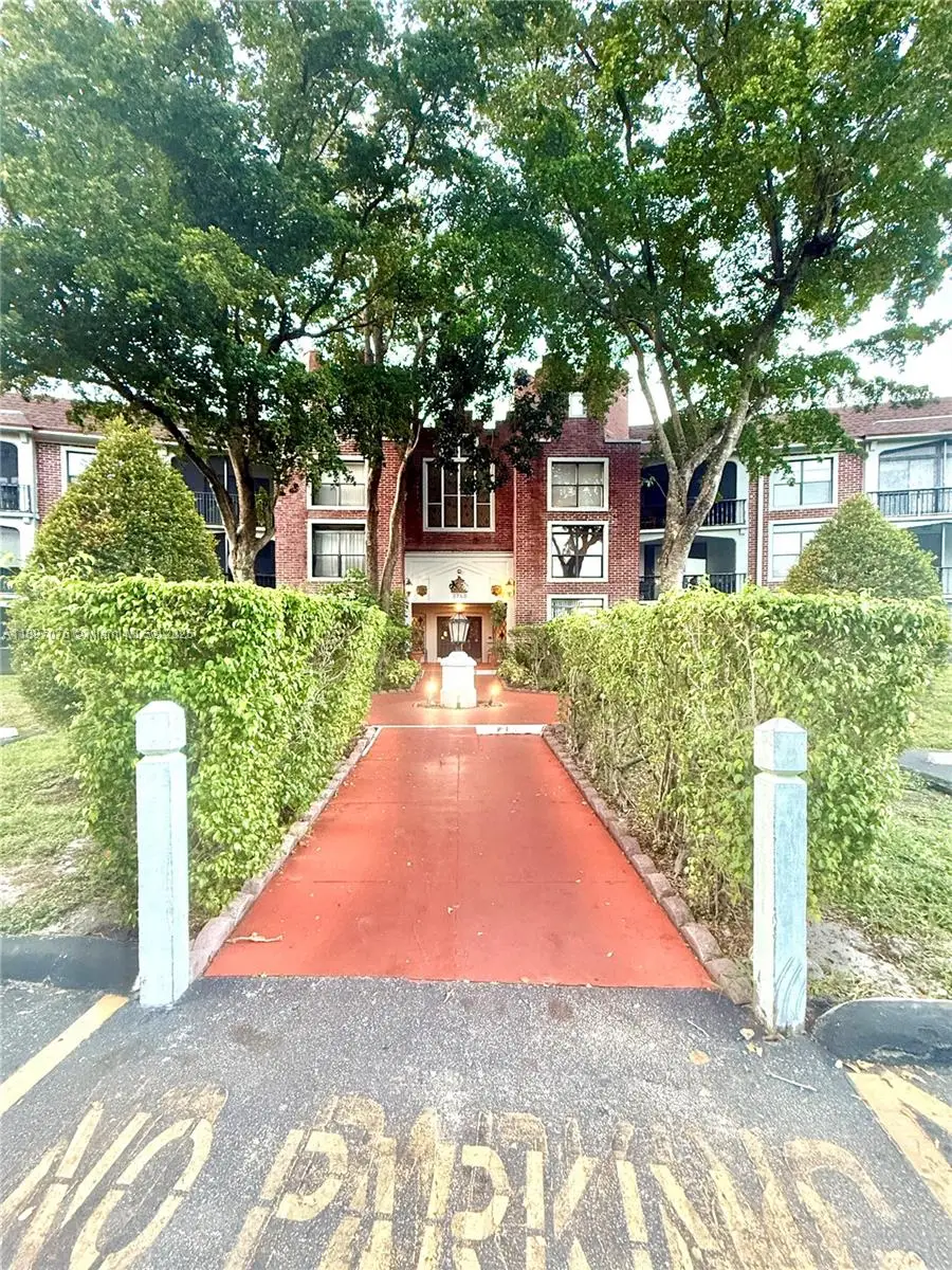 3760 Inverrary Dr #3D, Lauderhill, FL 33319 - Image #1