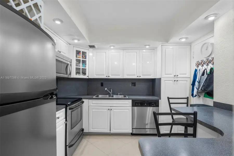 300 Bayview Dr #1707, Sunny Isles Beach, FL 33160 - Image #3