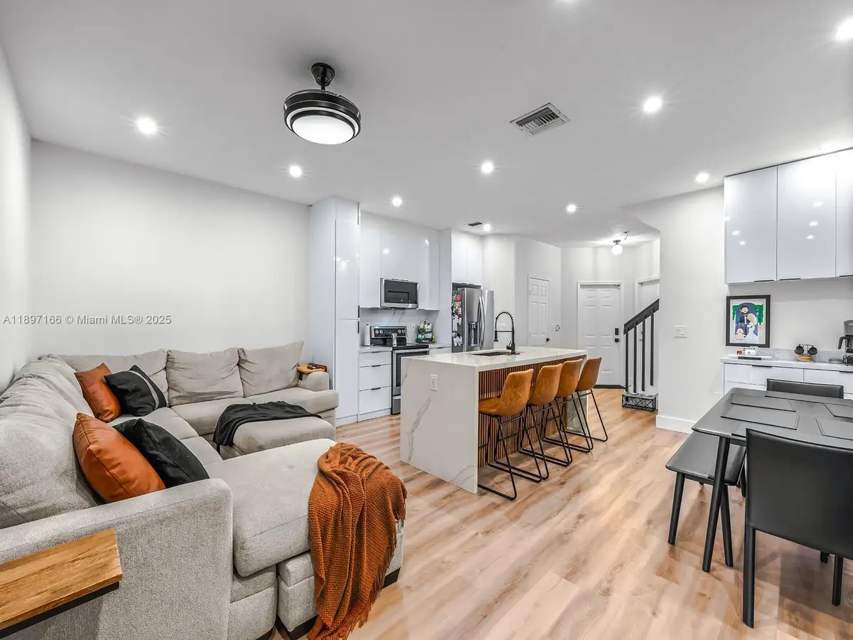 1061 NW 100th Ave, Pembroke Pines, FL 33024 - Image #1