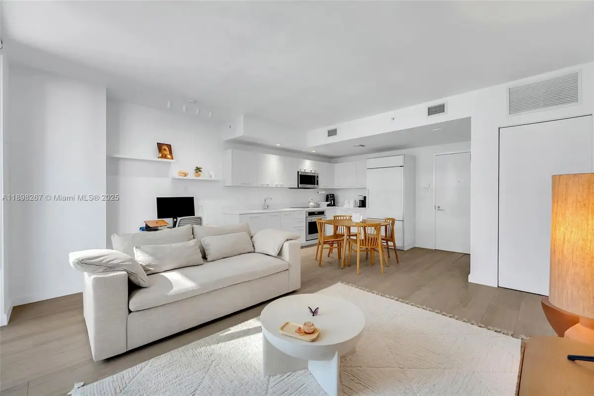 55 SW 9th St #1802, Miami, FL 33130 - Image #1