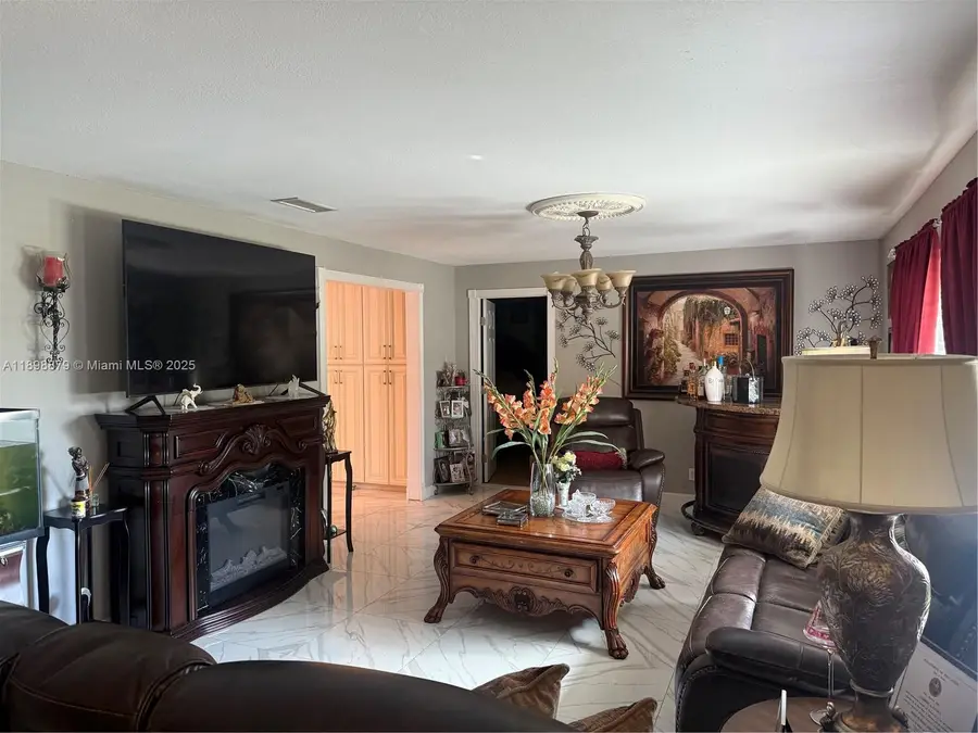 126 Sunflower Cir, Royal Palm Beach, FL 33411 - Image #2