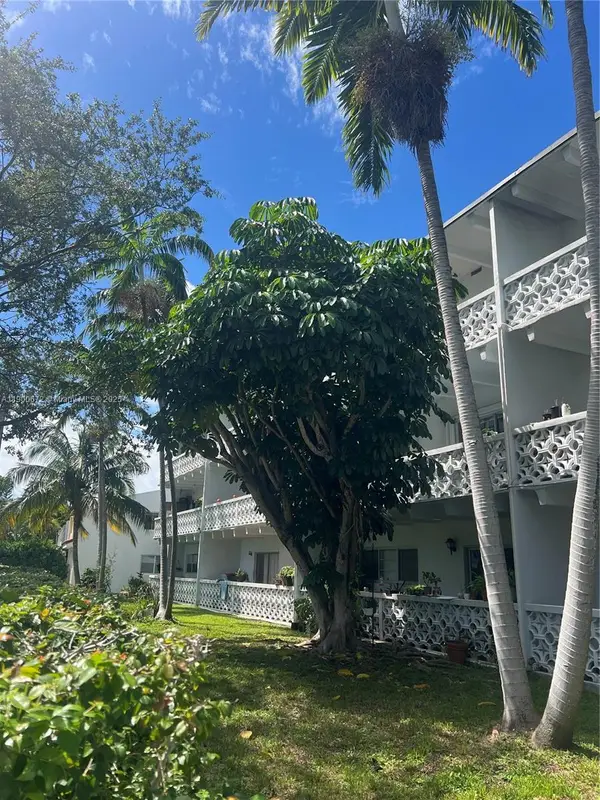 2005 Sans Souci Blvd #303, North Miami, FL 33181