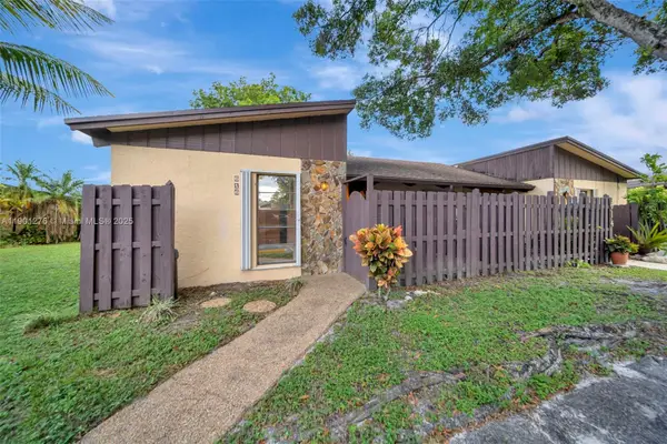 616 Briarwood Cir, Hollywood, FL 33024