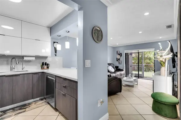 8425 NW 8th St #109, Miami, FL 33126