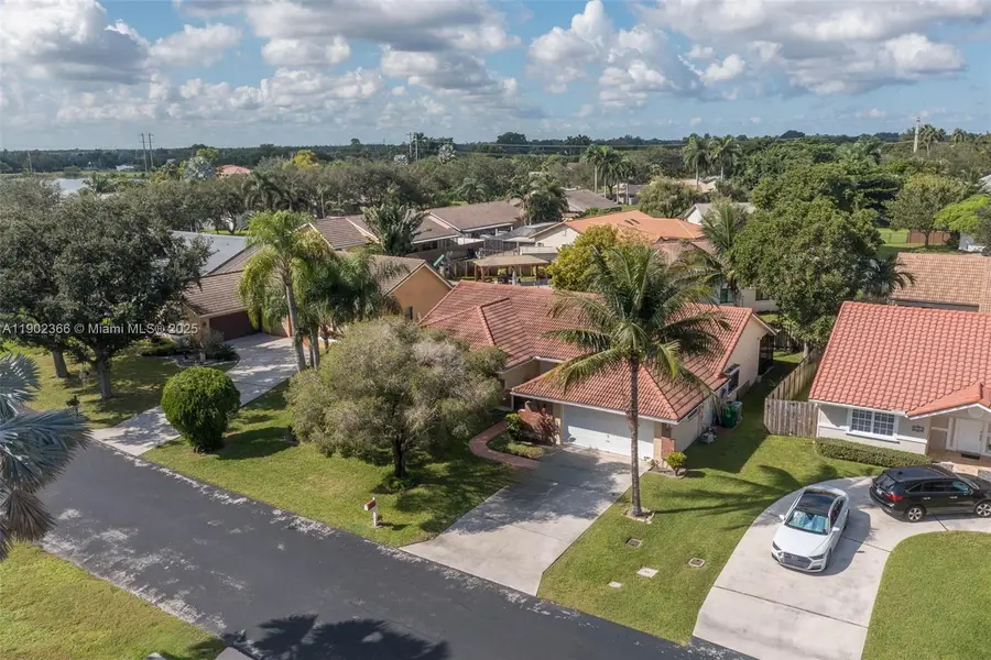 5641 Thistledown Ter, Davie, FL 33331 - Image #3