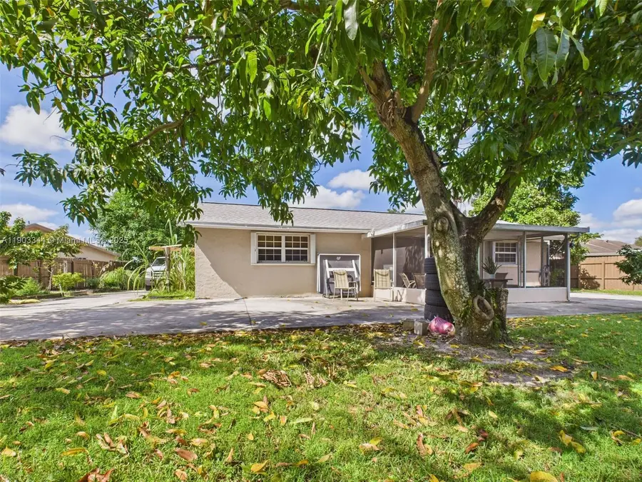 301 NW 83rd Way, Pembroke Pines, FL 33024 - Image #2