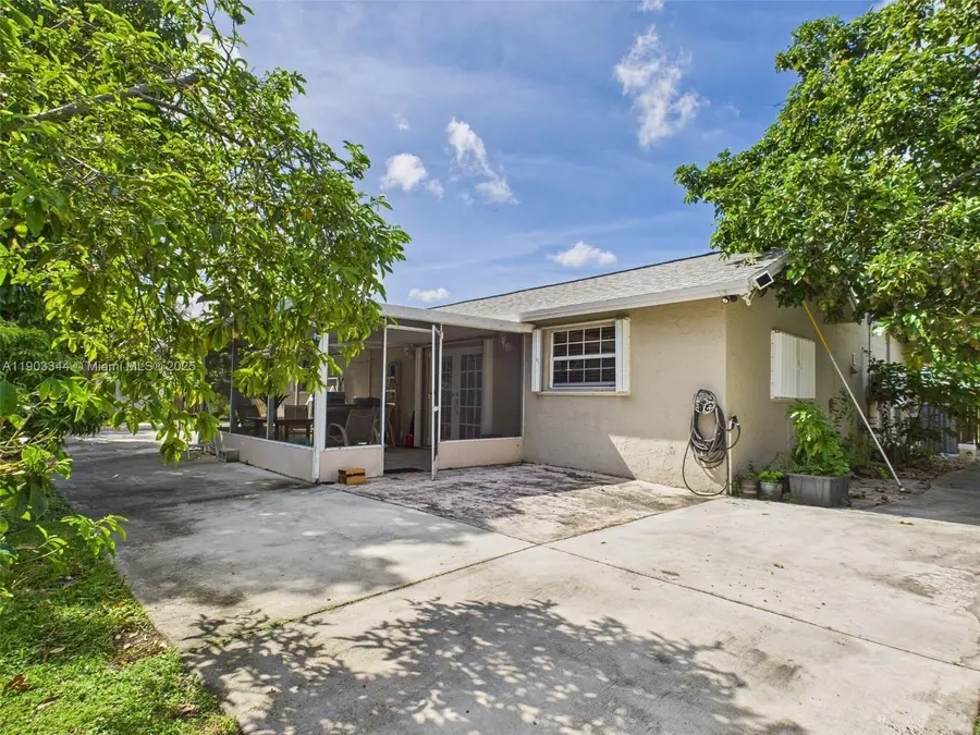 301 NW 83rd Way, Pembroke Pines, FL 33024 - Image #3